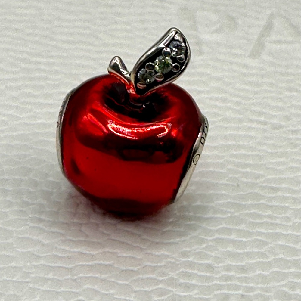 Pandora Disney “Snow White’s Poisin Apple! New!!! Never Used! - Picture 5 of 8